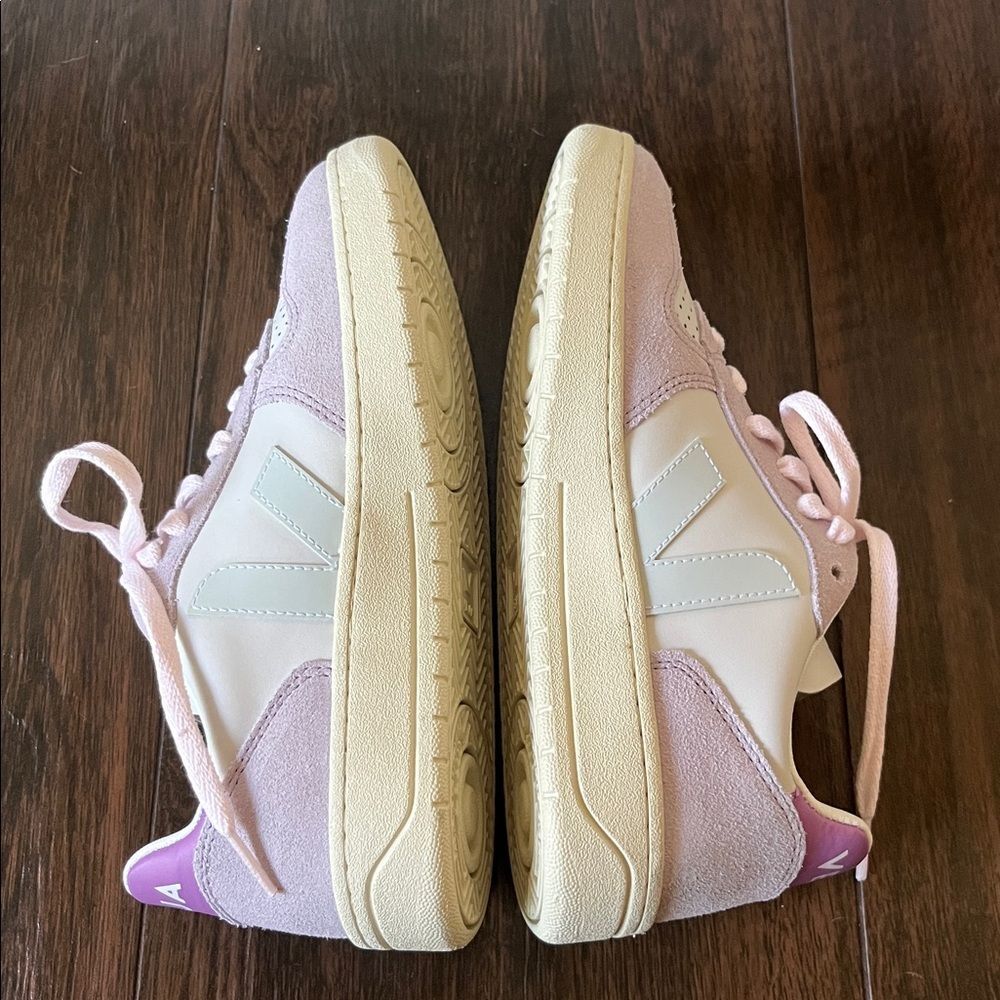 NWT VEJA V-10 Leather Sneaker - Picture 7 of 9